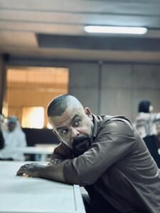 منذر رياحنة يوضح حقيقة صورته داخل المستشفى: إصابة خلال تصوير أبطال الرمال ولا علاقة لأي عمل آخر