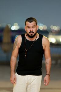 منذر رياحنة يوضح حقيقة صورته داخل المستشفى: إصابة خلال تصوير أبطال الرمال ولا علاقة لأي عمل آخر