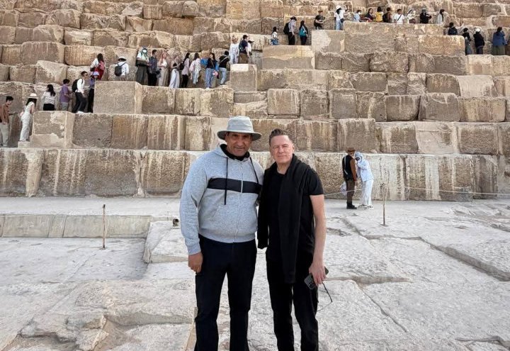 الفنان العالمي براين آدمز وأسرته يزورون منطقة أهرامات الجيزة