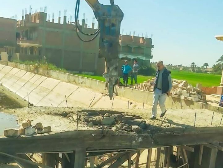 سويلم يتابع إجراءات الإزالة الفورية لتعدي أحد المواطنين على ترعة فزارة بسوهاج