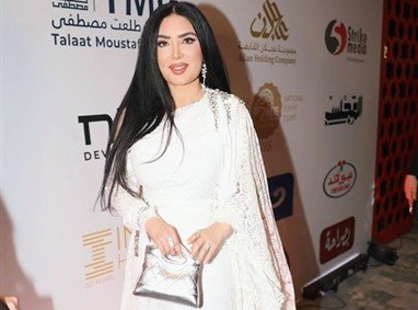 عبير صبري تتألق بقفطان أبيض مكشوف الكتف في سهرة رمضانية