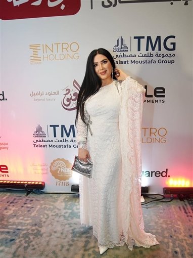 عبير صبري تتألق بقفطان أبيض مكشوف الكتف في سهرة رمضانية