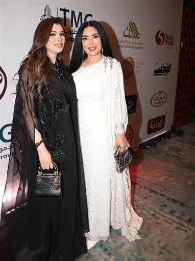 عبير صبري تتألق بقفطان أبيض مكشوف الكتف في سهرة رمضانية