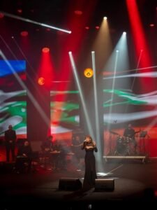 كارول سماحة تخطف الأنظار بفستان أسود أنيق في حفلها بتونس 4 كارول سماحة تخطف الأنظار بفستان أسود أنيق في حفلها بتونس