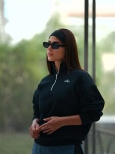 رانيا منصور بإطلالة تجمع بين الأناقة والروح الرياضية في أحدث جلسة تصويره لها