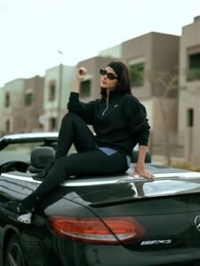 رانيا منصور بإطلالة تجمع بين الأناقة والروح الرياضية في أحدث جلسة تصويره لها