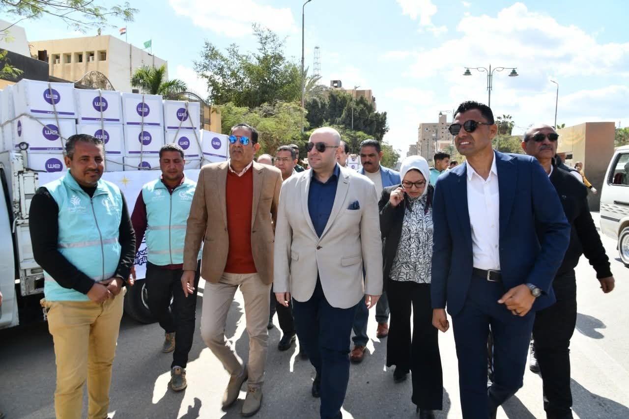 محافظ الفيوم يتفقد قافلة المواد الغذائية المقدمة من مؤسسة صناع الخير بالتعاون مع الشركة المصرية للاتصالات