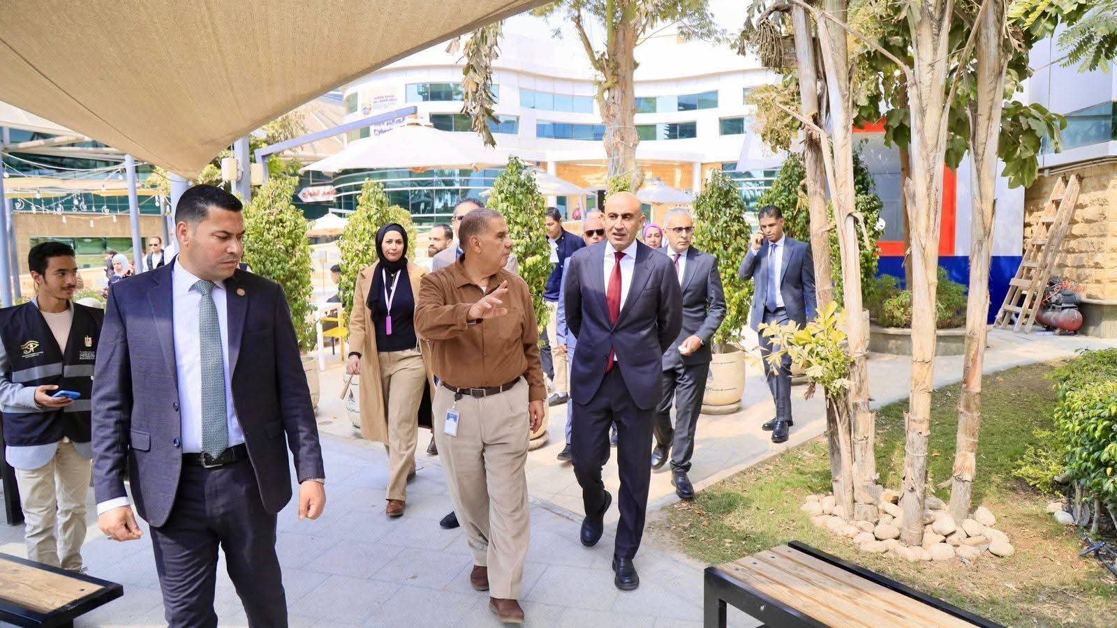 وزير التربية والتعليم يزور مستشفى "٥٧٣٥٧" لعلاج سرطان الأطفال..ويشيد بالدور الإنساني والعلمي للمستشفى