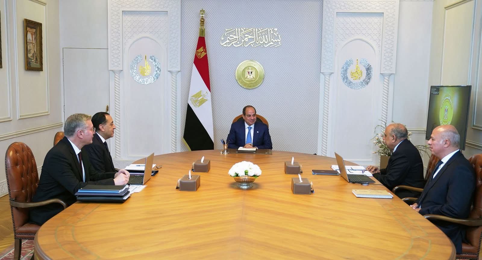 الرئيس السيسي يجتمع مع رئيس الوزراء ووزيرا الكهرباء والبترول