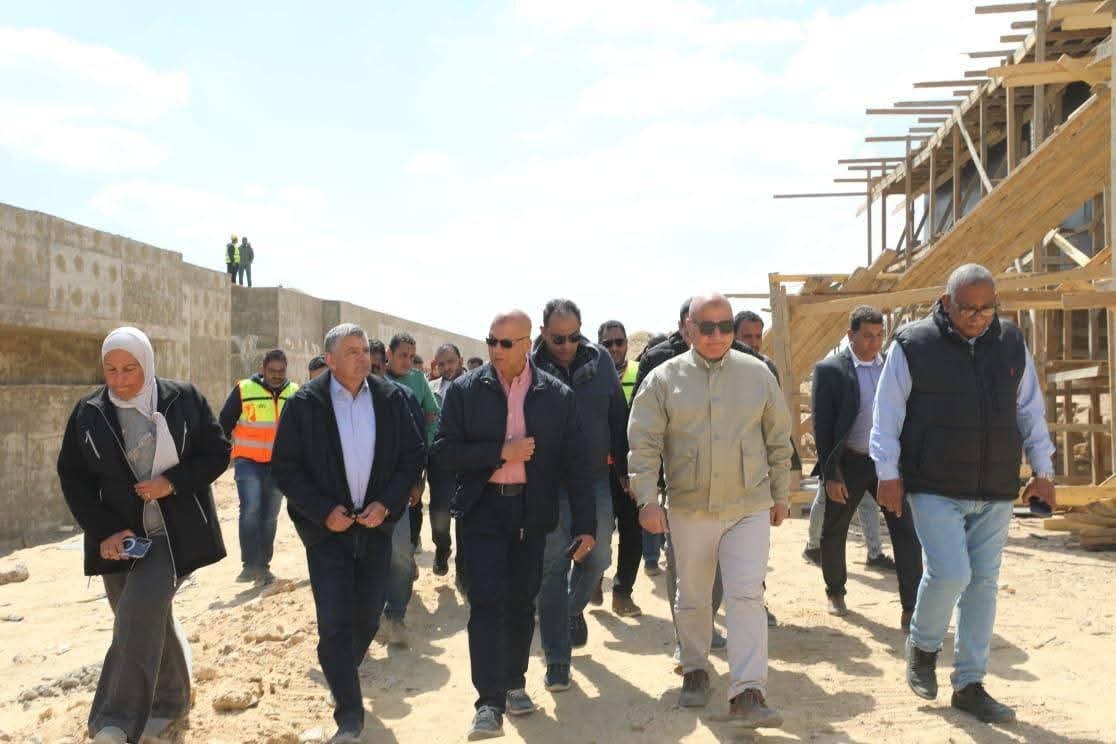 نائب وزيرة الإسكان يتفقد مشروعات الصرف الصحي ضمن مبادرة "حياة كريمة" بمحافظة المنيا