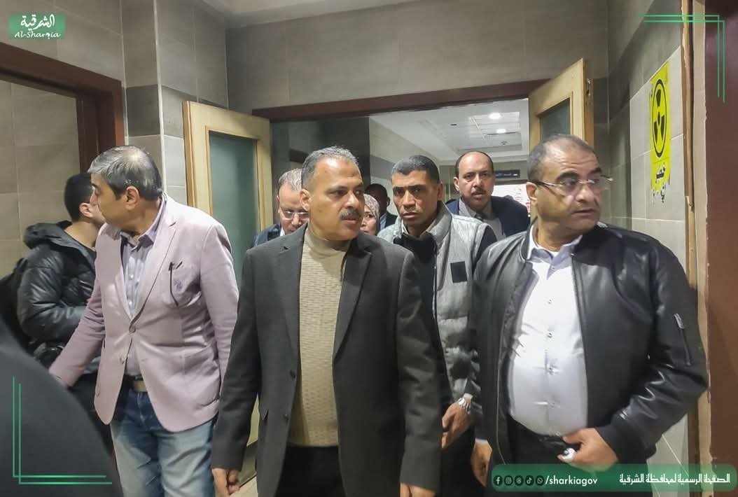 محافظ الشرقية يزور مصابي حادث تصادم ميني باص مع سيارة نقل بطريق العاشر من رمضان / بلبيس بمستشفى العاشر الجامعي