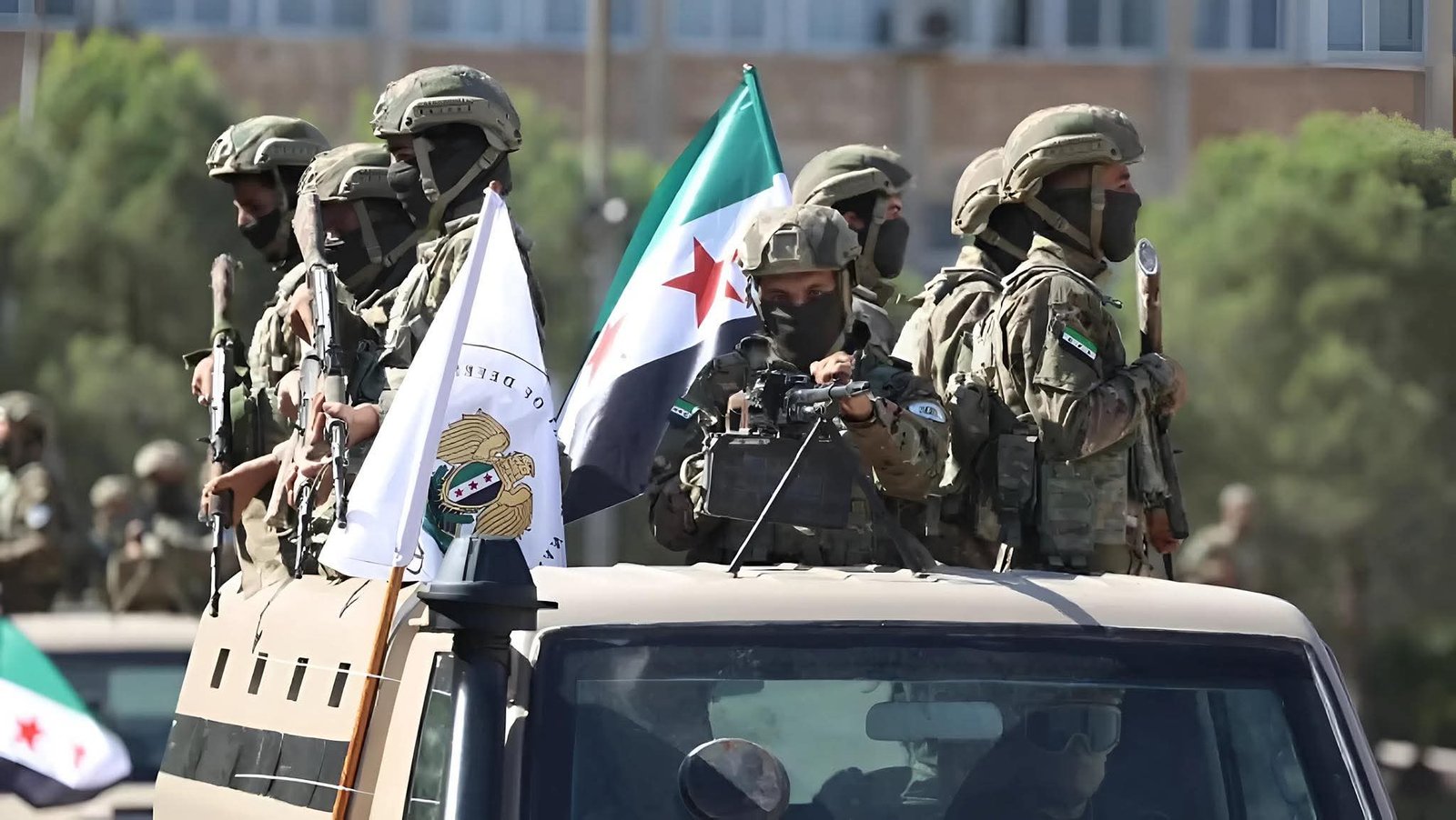 الجيش السوري يعلن إطلاق قذائف باتجاه قواته والتواصل مع الجيش اللبناني لاحتواء الموقف