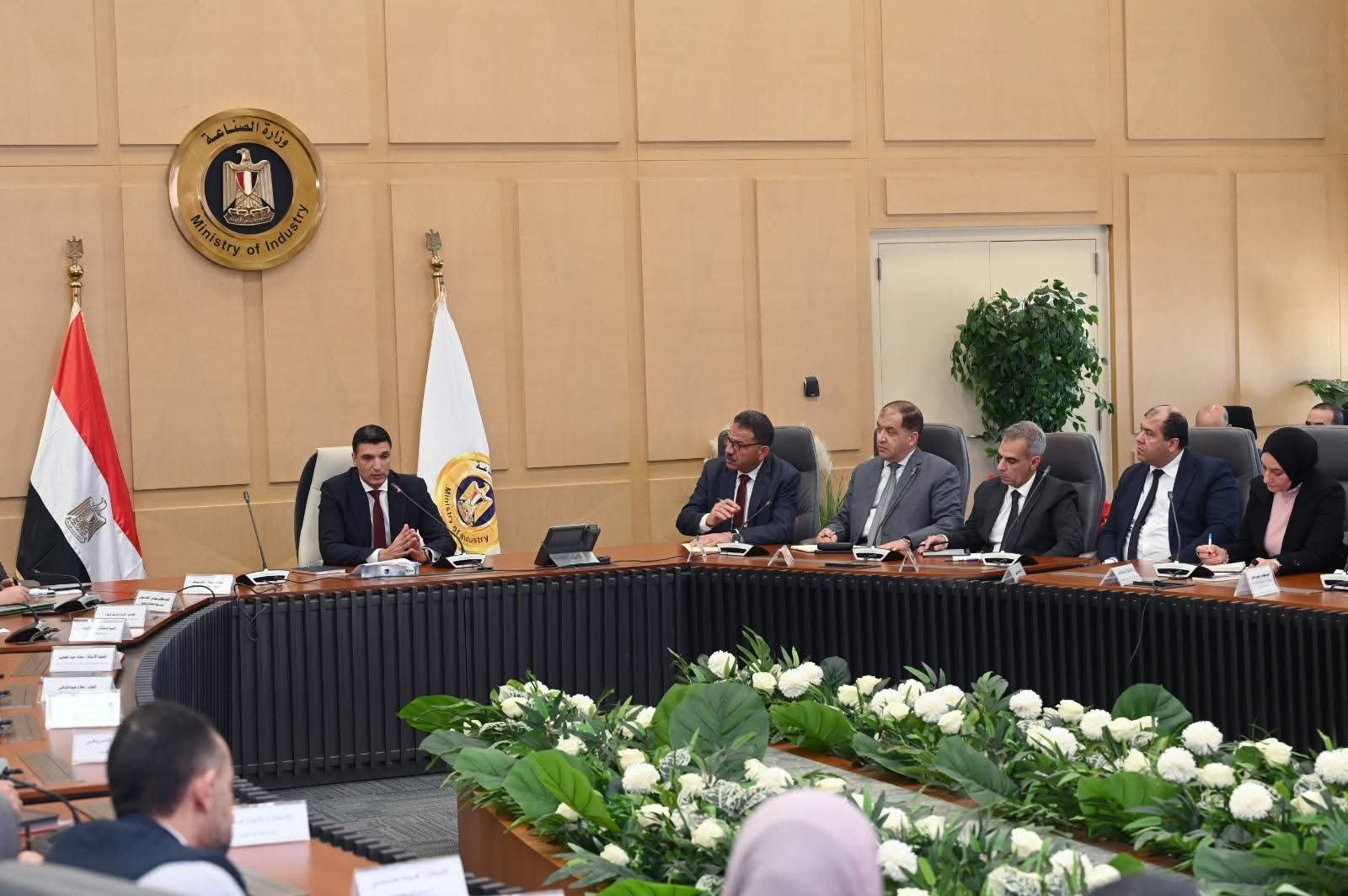 وزير الصناعة يعقد اجتماعاً موسعاً مع قيادات الوزارة وممثلي شركة دي كود للاستشارات لبحث مستجدات استراتيجية الصناعة