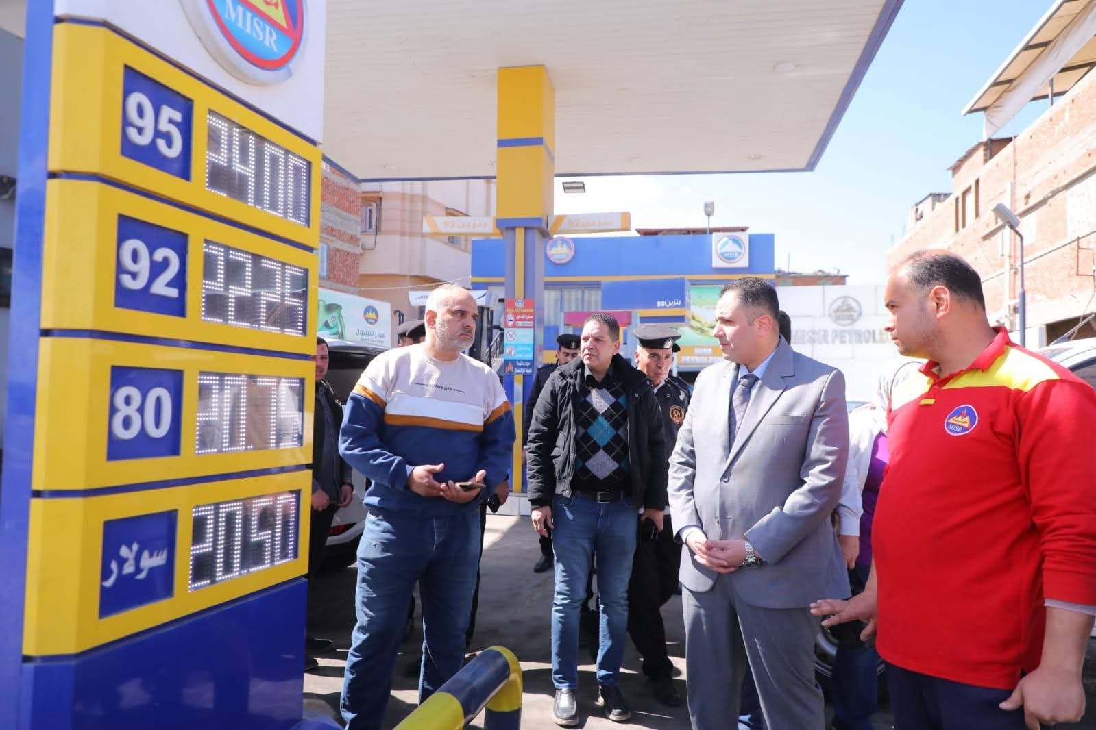 محافظ دمياط يتابع توافر المواد البترولية والالتزام بالأسعار الجديدة بمحطات الوقود