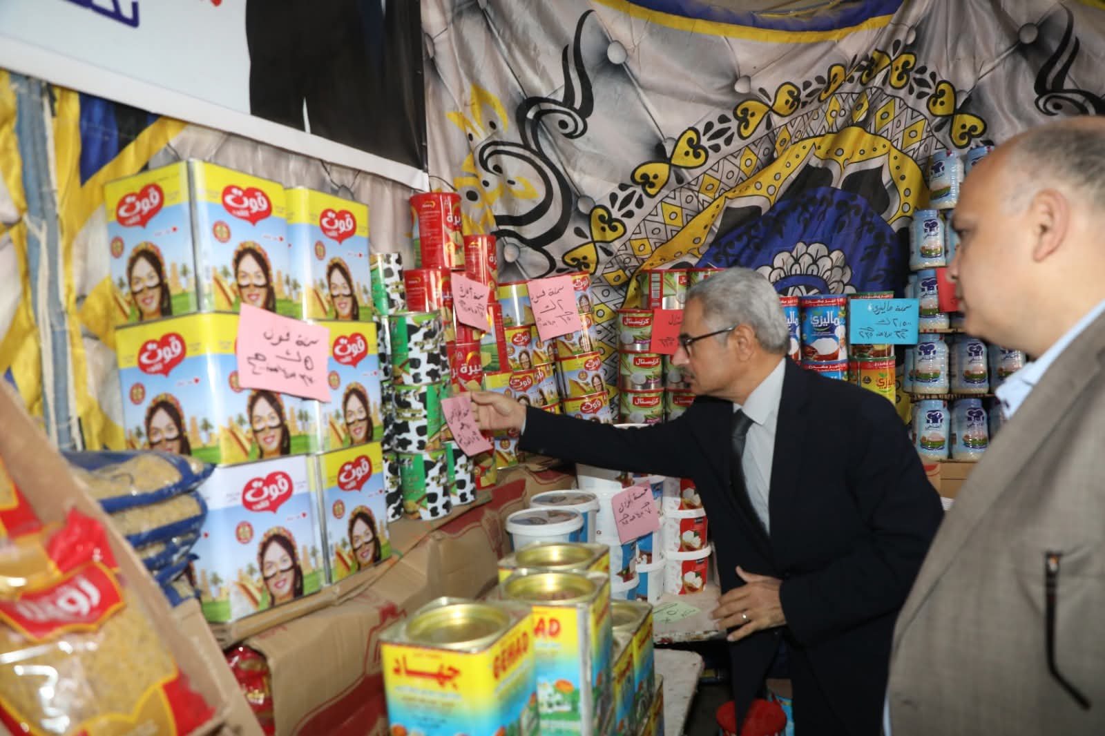 محافظ بني سويف يتفقد شادر السلع واللحوم بمدينة سمسطا 