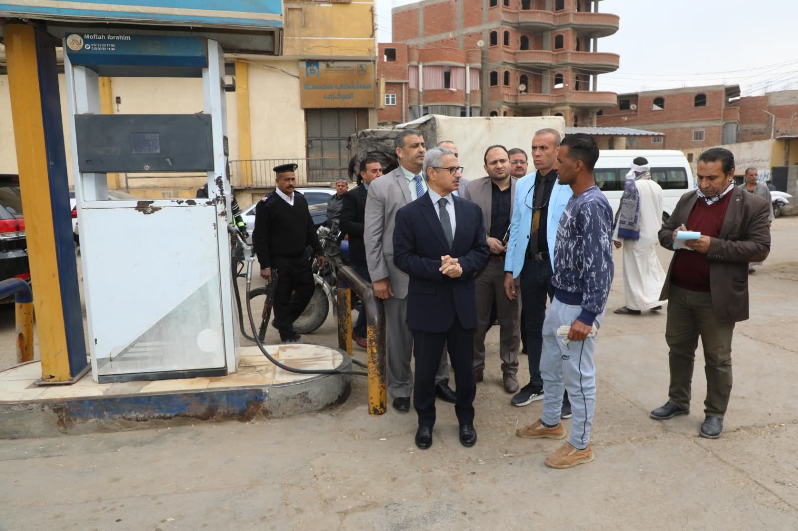 محافظ بني سويف يتابع انتظام الخدمات بمواقف السيارات ومحطات الوقود خلال زيارته لمركز سمسطا 