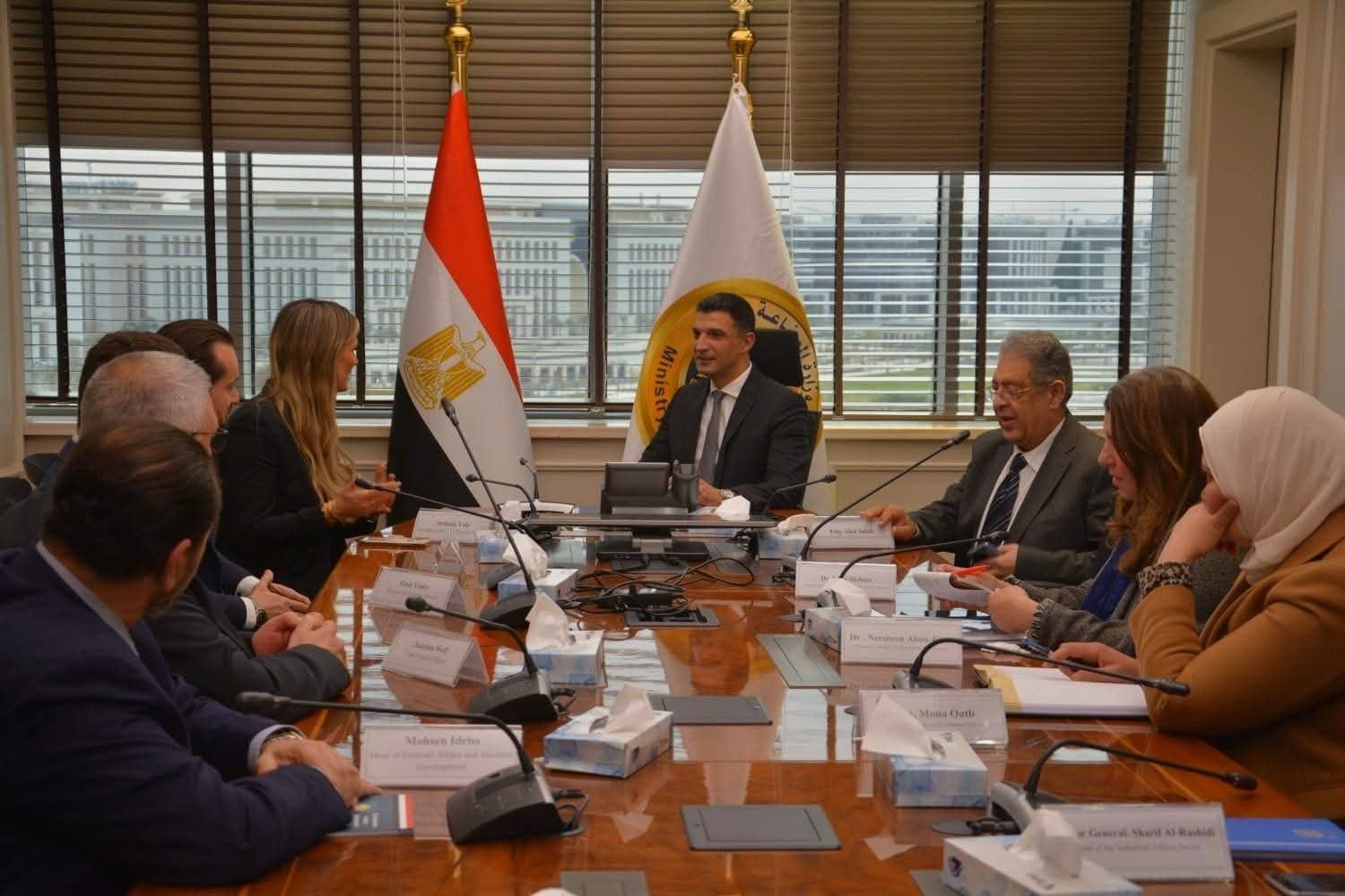 وزير الصناعة يستعرض مع «مرسيدس-بنز إيجيبت» فرص توطين صناعة السيارات وتعميق المكون المحلي