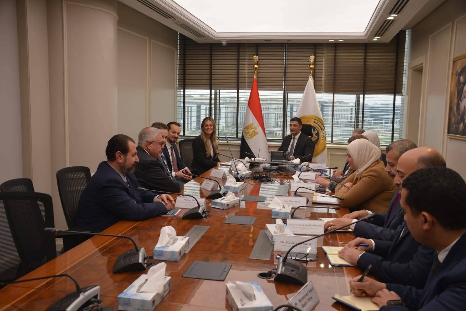 وزير الصناعة يستعرض مع «مرسيدس-بنز إيجيبت» فرص توطين صناعة السيارات وتعميق المكون المحلي