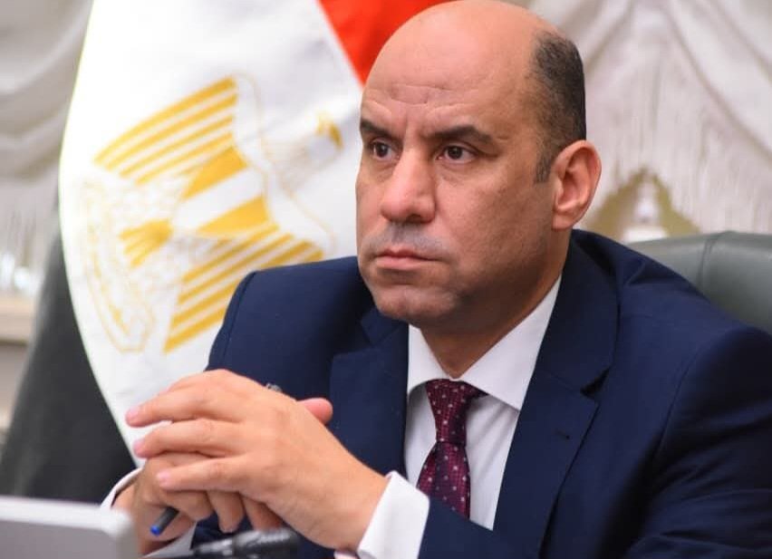 وزير العمل يُصدِر قرارًا وزاريًا بشأن ضوابط دور حضانات رعاية أطفال العاملات داخل المنشآت