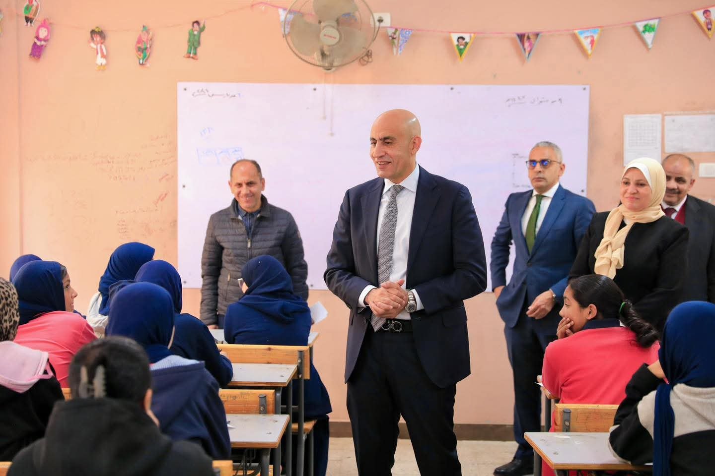 جولة مفاجئة لوزير التربية والتعليم بمحافظة الغربية لمتابعة انضباط سير العملية التعليمية ونسب حضور الطلاب والاختبارات الشهرية 