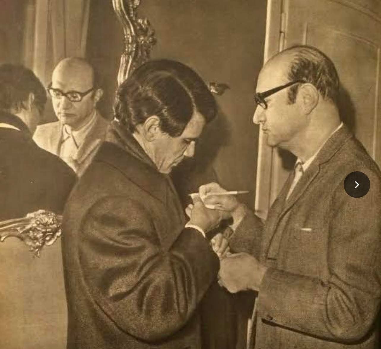 صورة نادرة تكشف لحظة إنسانية بين عبد الحليم حافظ وأستاذه محمد عبد الوهاب قبل رحلة العلاج 6 صورة نادرة تكشف لحظة إنسانية بين عبد الحليم حافظ وأستاذه محمد عبد الوهاب قبل رحلة العلاج