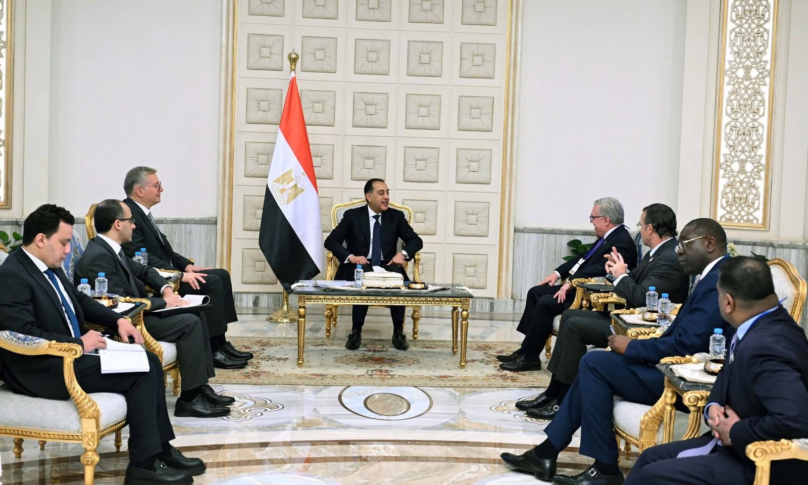 رئيس الوزراء يلتقي رئيس شركة "شيفرون" العالمية للاستكشاف والإنتاج