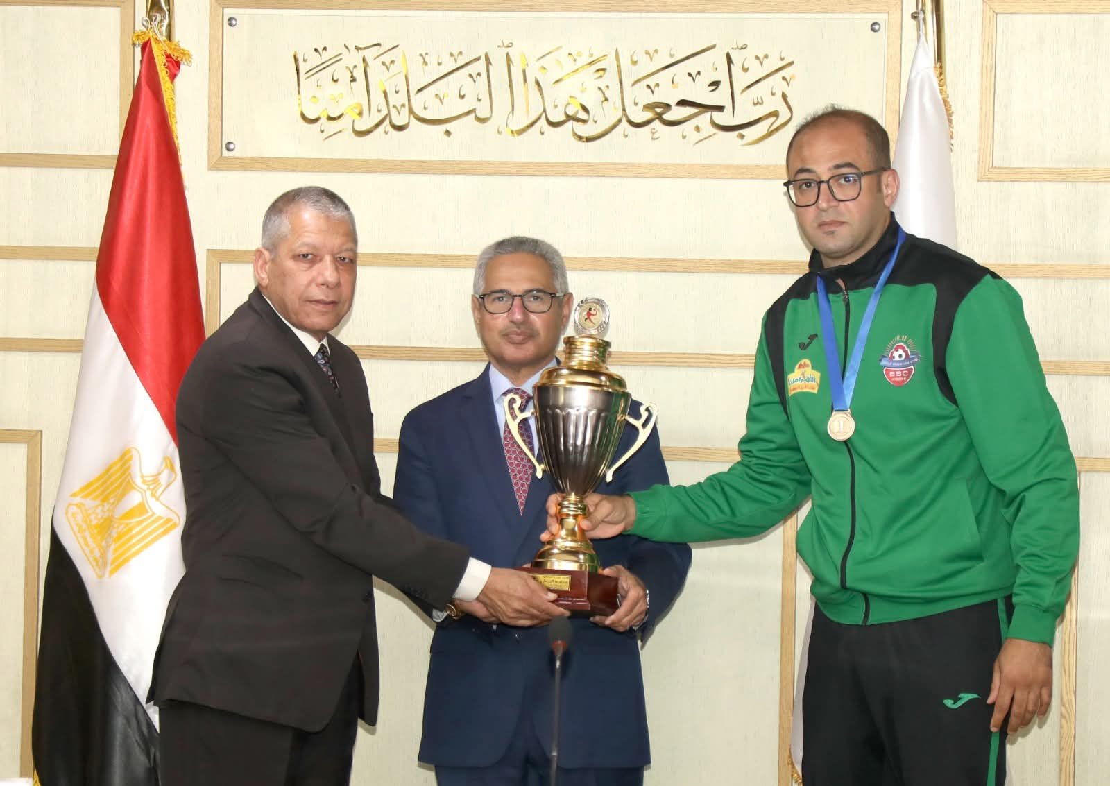 محافظ بني سويف يُكرّم فريق كرة اليد بنادي بني سويف الرياضي ويهديهم درع المحافظة احتفاءً بصعودهم إلى الدوري الممتاز 