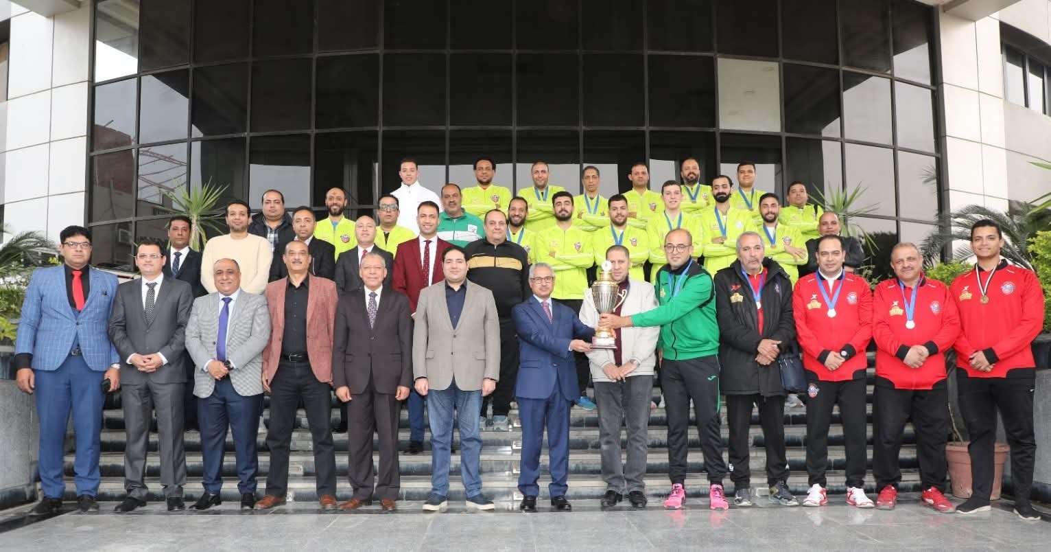 محافظ بني سويف يُكرّم فريق كرة اليد بنادي بني سويف الرياضي ويهديهم درع المحافظة احتفاءً بصعودهم إلى الدوري الممتاز 