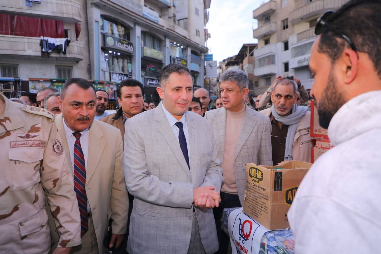 محافظ دمياط يتفقد مبادرة "دمياط إيد واحدة" لتوفير السلع الأساسية والغذائية بأسعار مخفضة