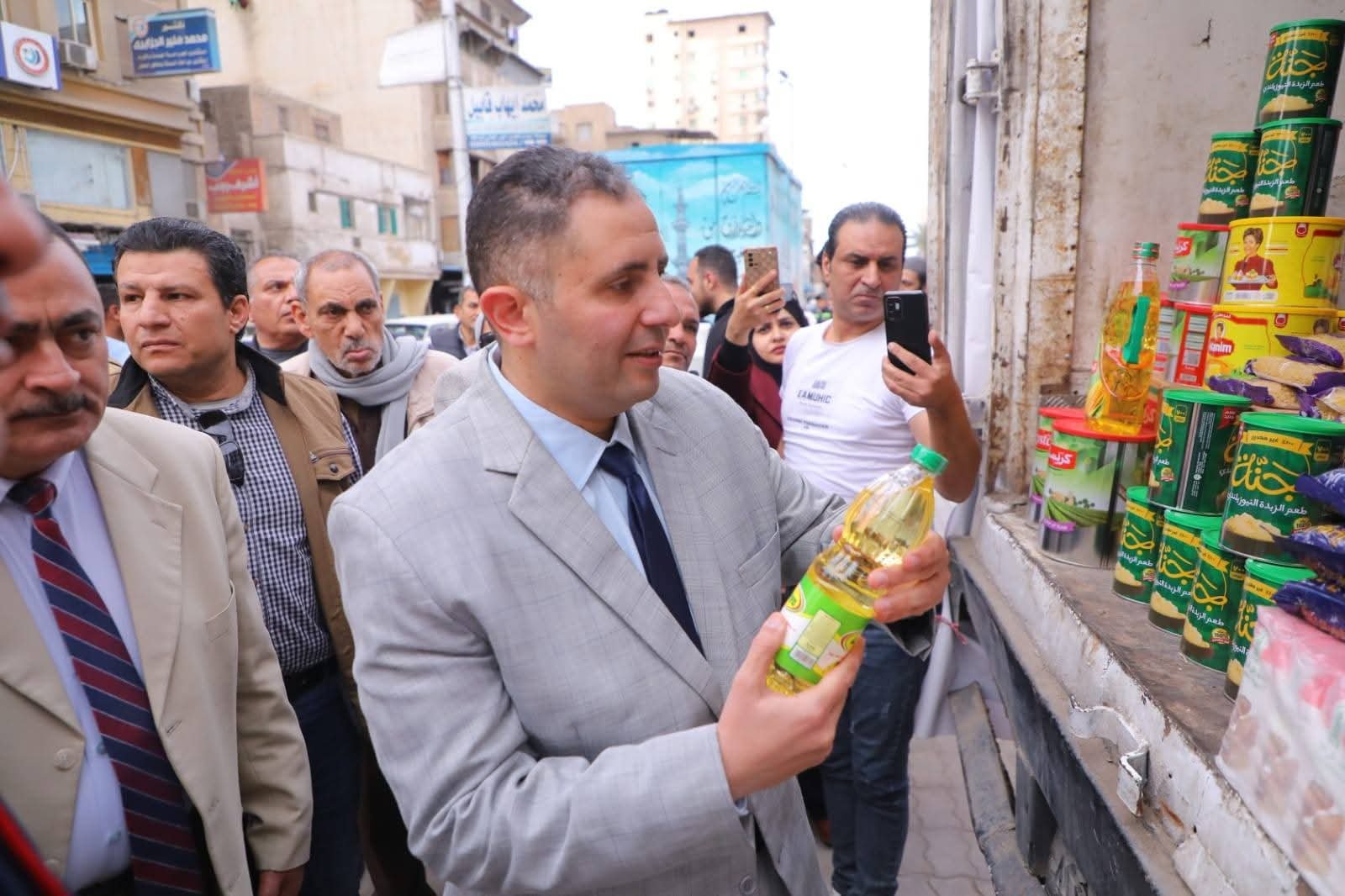 محافظ دمياط يتفقد مبادرة "دمياط إيد واحدة" لتوفير السلع الأساسية والغذائية بأسعار مخفضة