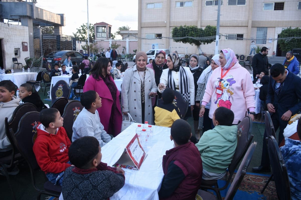 نائب محافظ الإسكندرية تشارك 380 طفلًا إفطارهم الرمضاني في احتفالية إنسانية بمجمع الدفاع الاجتماعي
