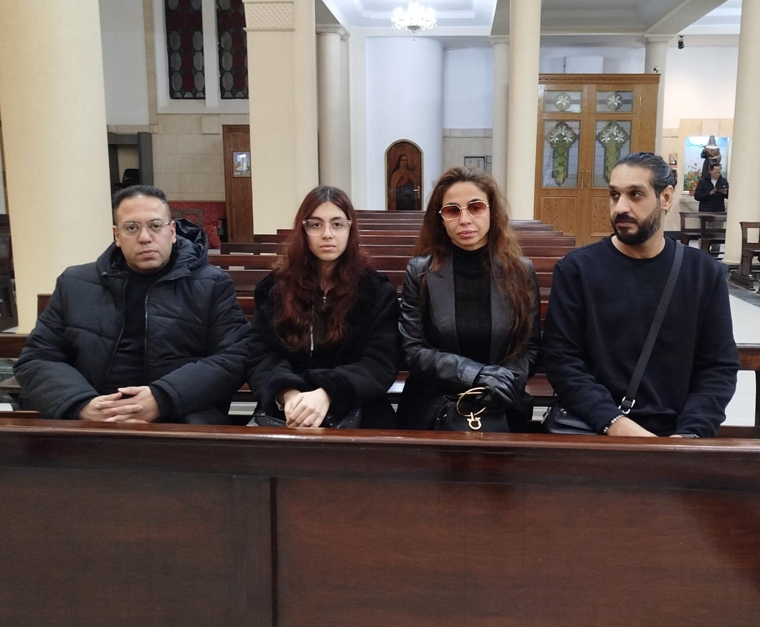 دوللي شاهين تقيم قداس ذكرى الأربعين لولدتها الراحلة "جاكلين الراعي" | صور