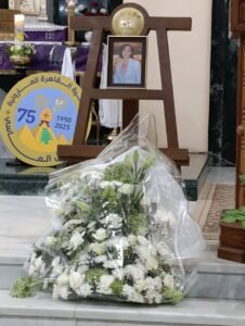 دوللي شاهين تقيم قداس ذكرى الأربعين لولدتها الراحلة "جاكلين الراعي" | صور