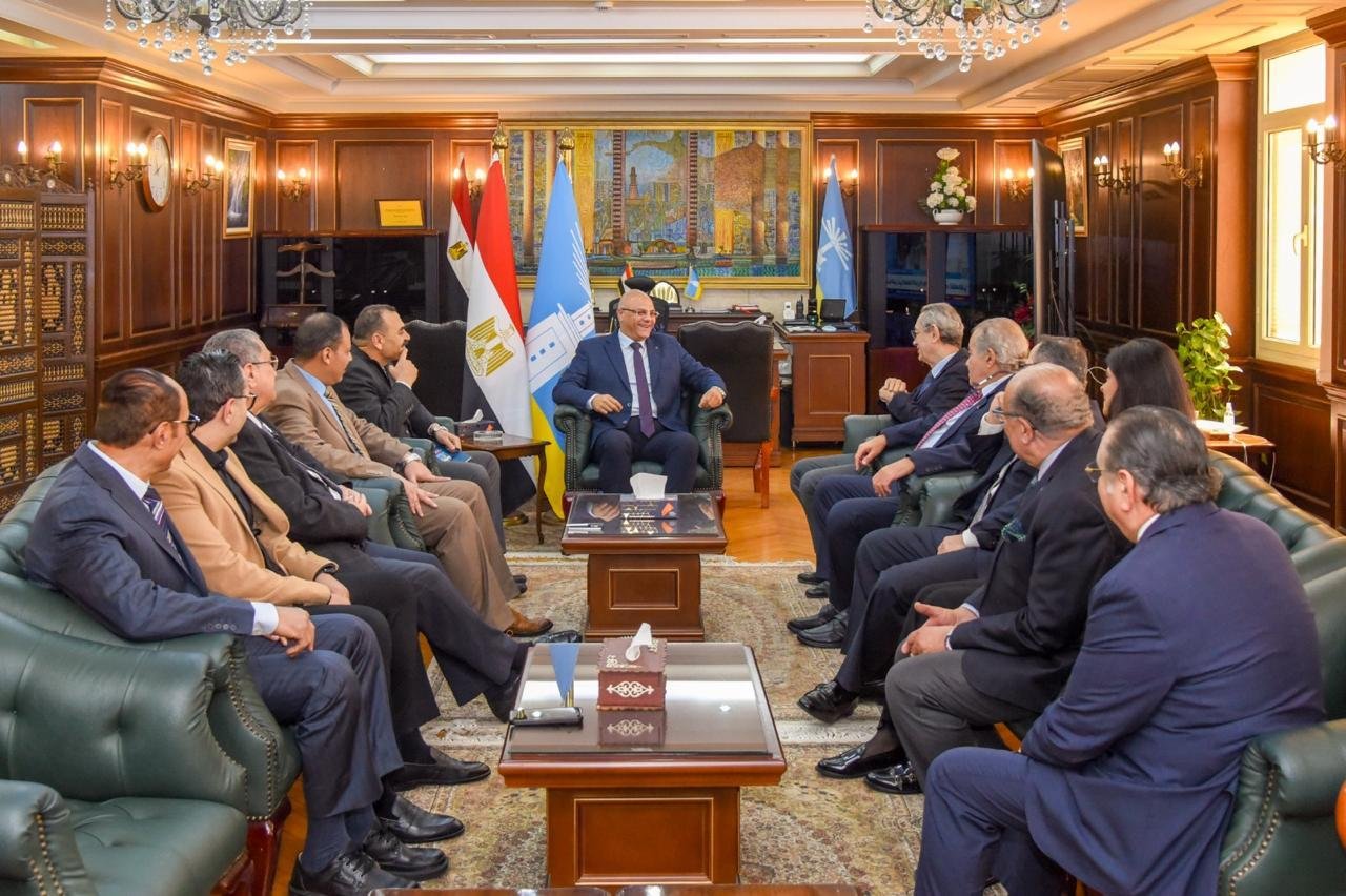 محافظ الإسكندرية يستقبل أعضاء مجلس إدارة جمعية رجال الأعمال في إطار الدفع بعجلة الاستثمار 