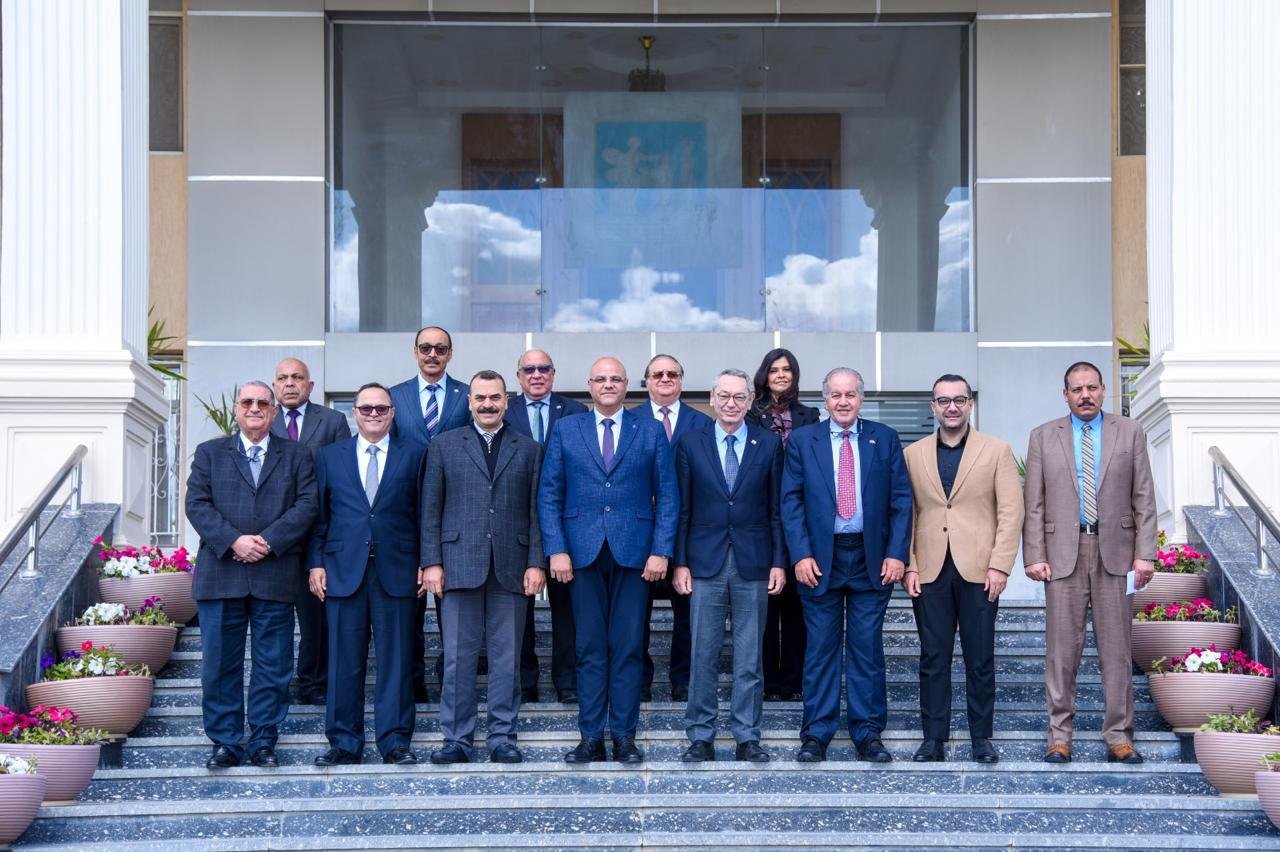 محافظ الإسكندرية يستقبل أعضاء مجلس إدارة جمعية رجال الأعمال في إطار الدفع بعجلة الاستثمار 