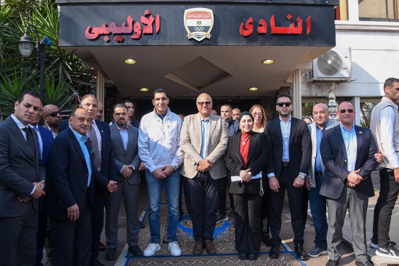 وزير الشباب ومحافظ الإسكندرية يتفقدان النادي الأولمبي المصري ويفتتحان حمام سباحة باسم الكابتن نبيل الشاذلي