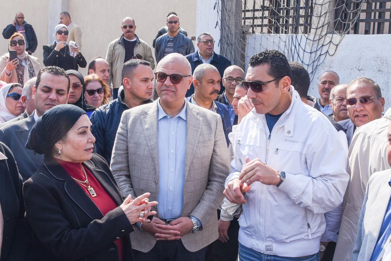 وزير الشباب ومحافظ الإسكندرية يتفقدان النادي الأولمبي المصري ويفتتحان حمام سباحة باسم الكابتن نبيل الشاذلي