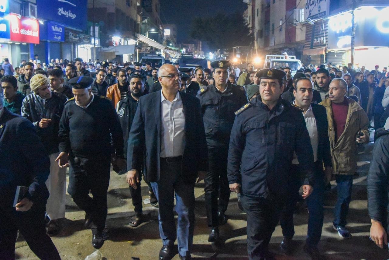 جولة مفاجئة لمحافظ الإسكندرية في العامرية تنتهي بإقالة رئيس الحي وإزالة الإشغالات بشارع الجمهورية