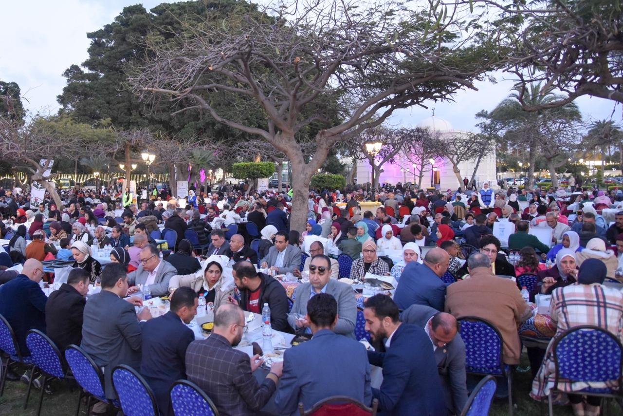 محافظ الإسكندرية ينظم الإفطار السنوي للمحافظة بحضور نحو 7 آلاف عامل في حديقة أنطونيادس