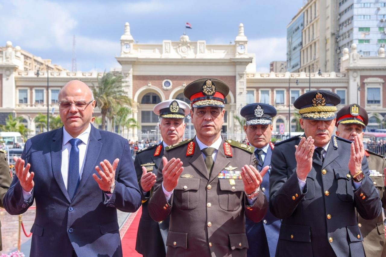 في ذكرى يوم الشهيد.. محافظ الإسكندرية وقائد المنطقة الشمالية ومدير الأمن يضعون إكليل الزهور على النصب التذكاري بمحطة مصر