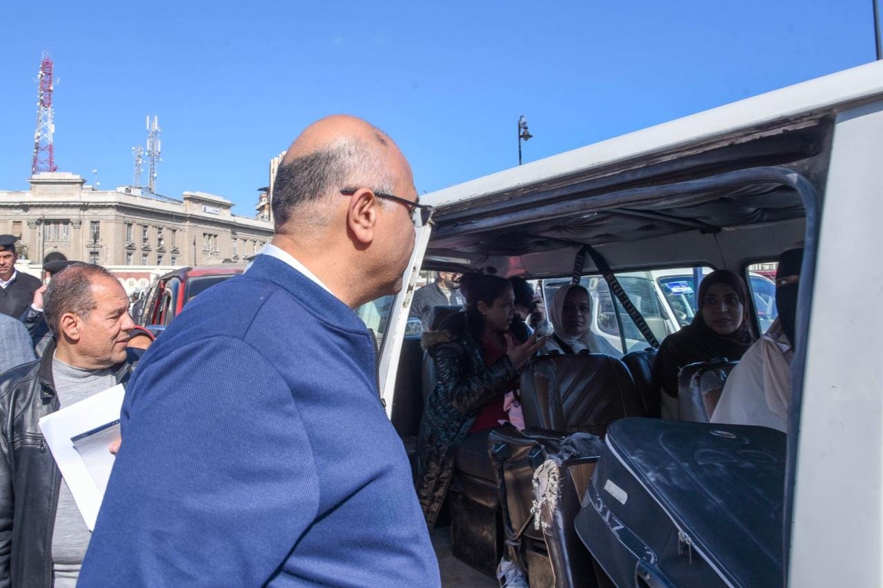 جولة مفاجئة لمحافظ الإسكندرية في موقف “سيرفيس محطة مصر” لمتابعة تطبيق التعريفة الجديدة 