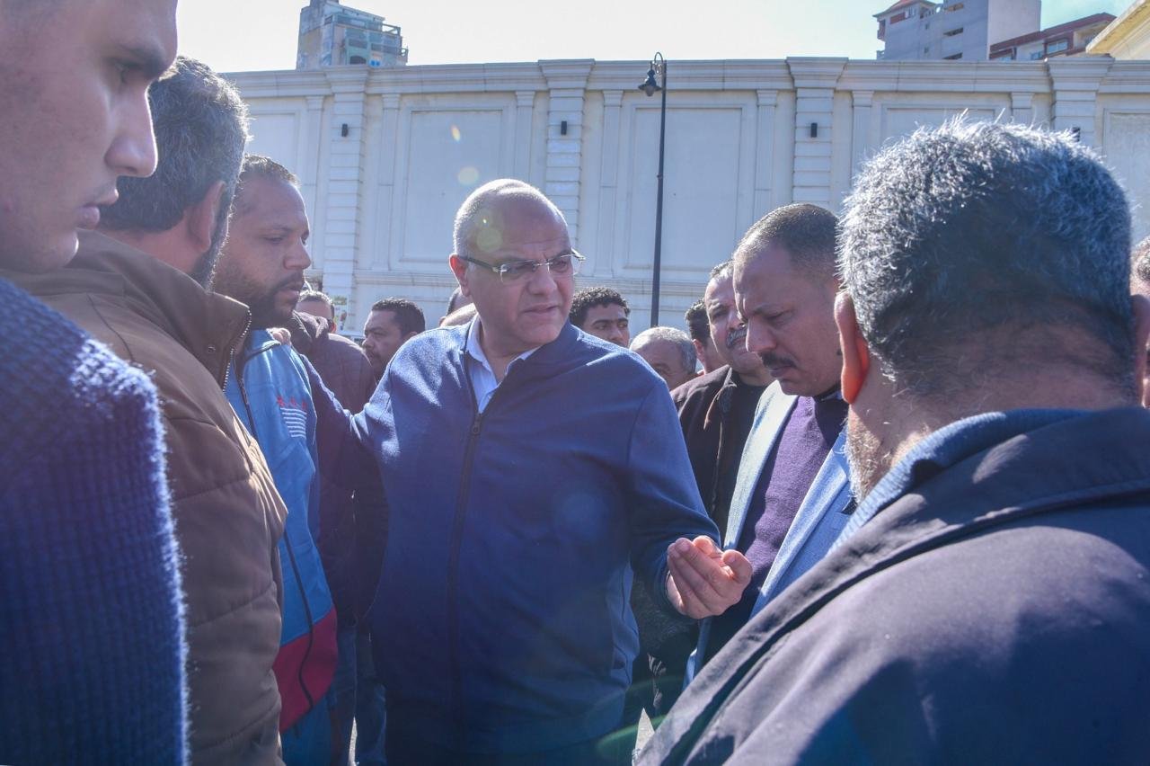 جولة مفاجئة لمحافظ الإسكندرية في موقف “سيرفيس محطة مصر” لمتابعة تطبيق التعريفة الجديدة 