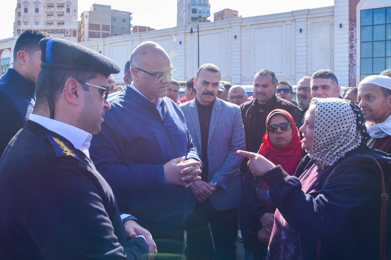 جولة مفاجئة لمحافظ الإسكندرية في موقف “سيرفيس محطة مصر” لمتابعة تطبيق التعريفة الجديدة 