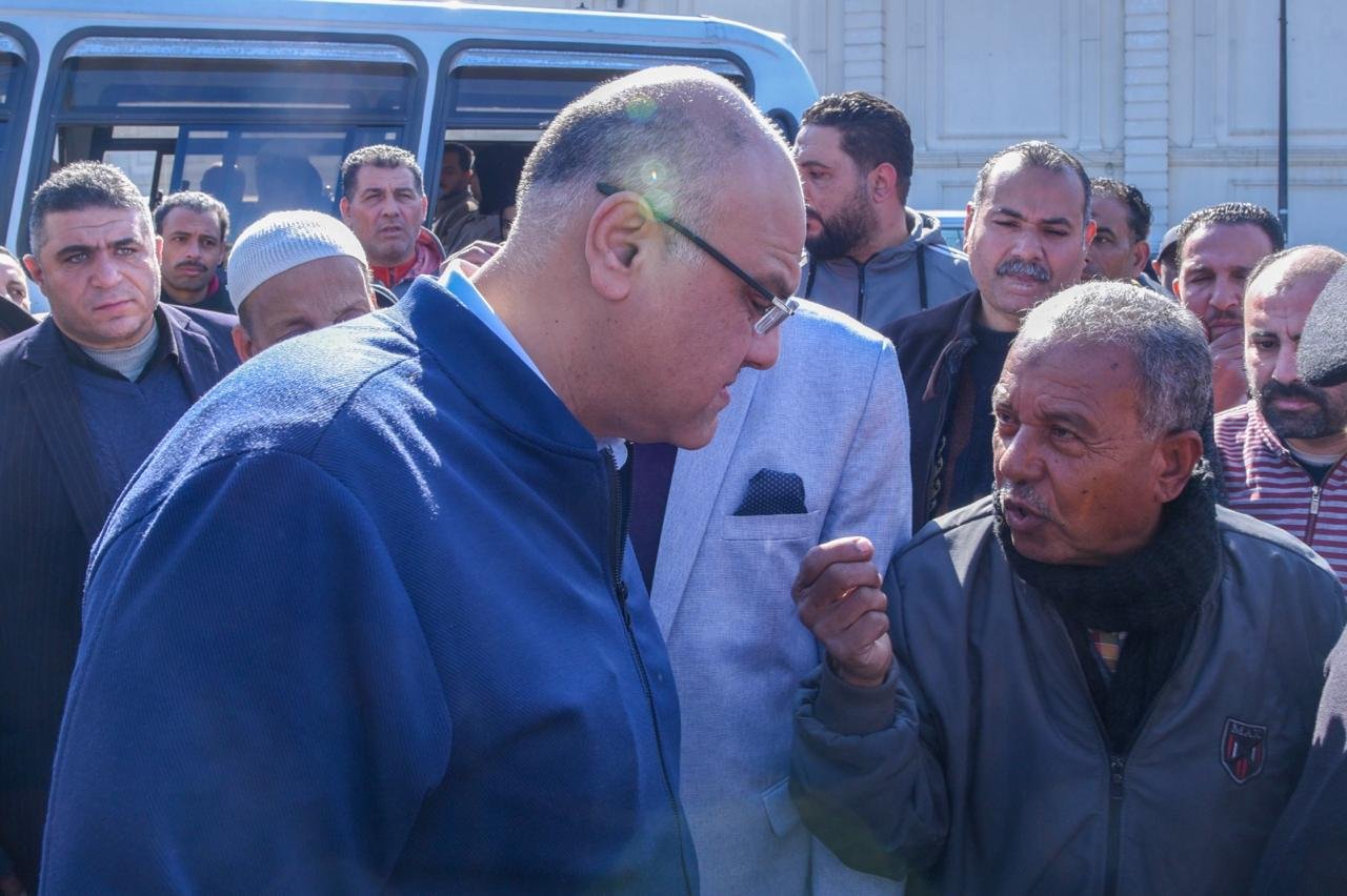 جولة مفاجئة لمحافظ الإسكندرية في موقف “سيرفيس محطة مصر” لمتابعة تطبيق التعريفة الجديدة 