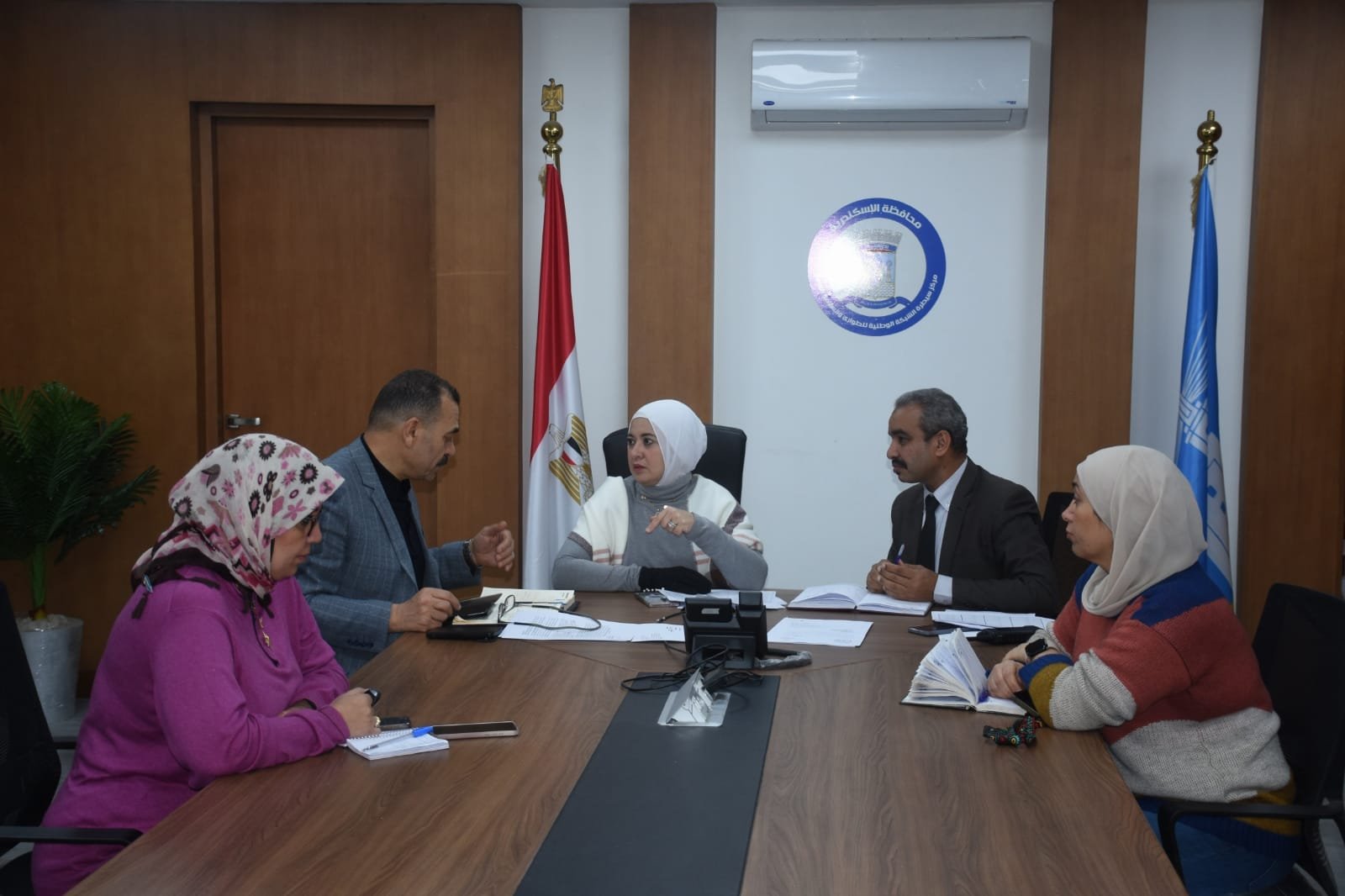 متابعة لحظية من غرفة الطوارئ.. نائب محافظ الإسكندرية تراقب تطبيق تعريفة المواصلات الجديدة