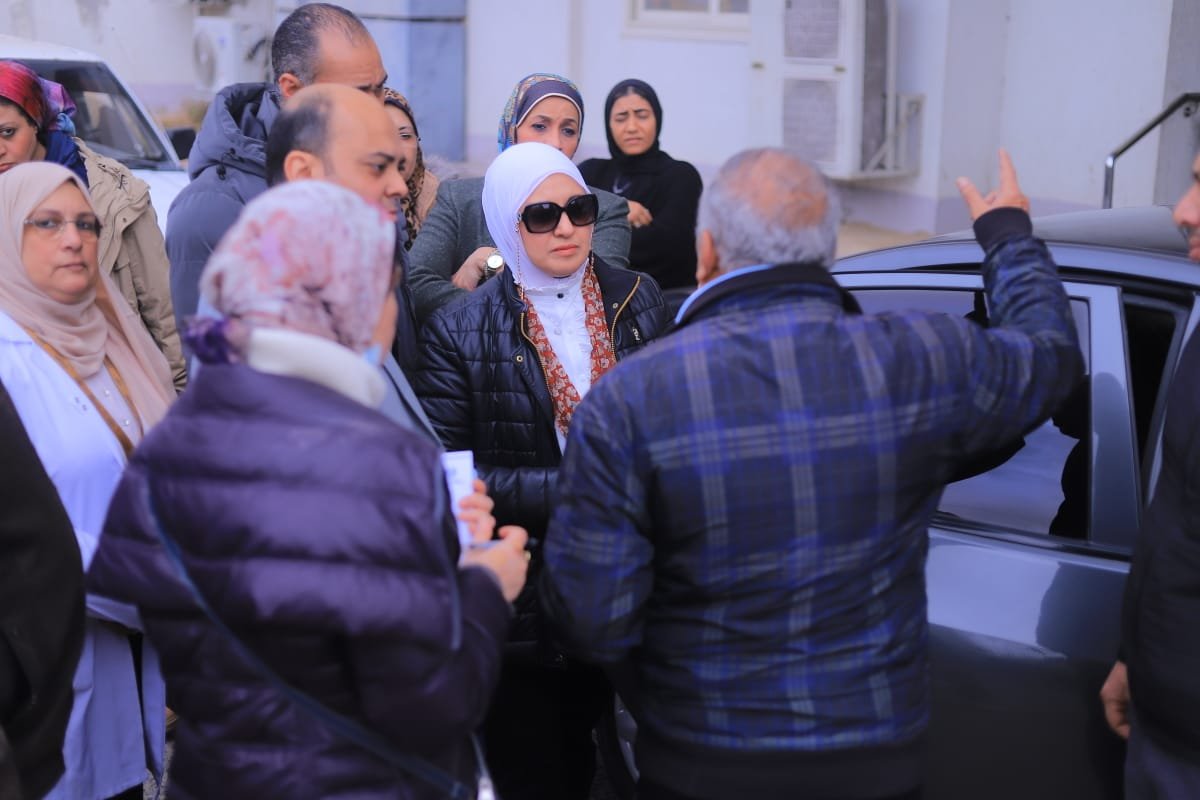 الدكتورة أميرة يسن تزور المصابة بمستشفى جمال حمادة للاطمئنان على استقرار حالتها الصحية