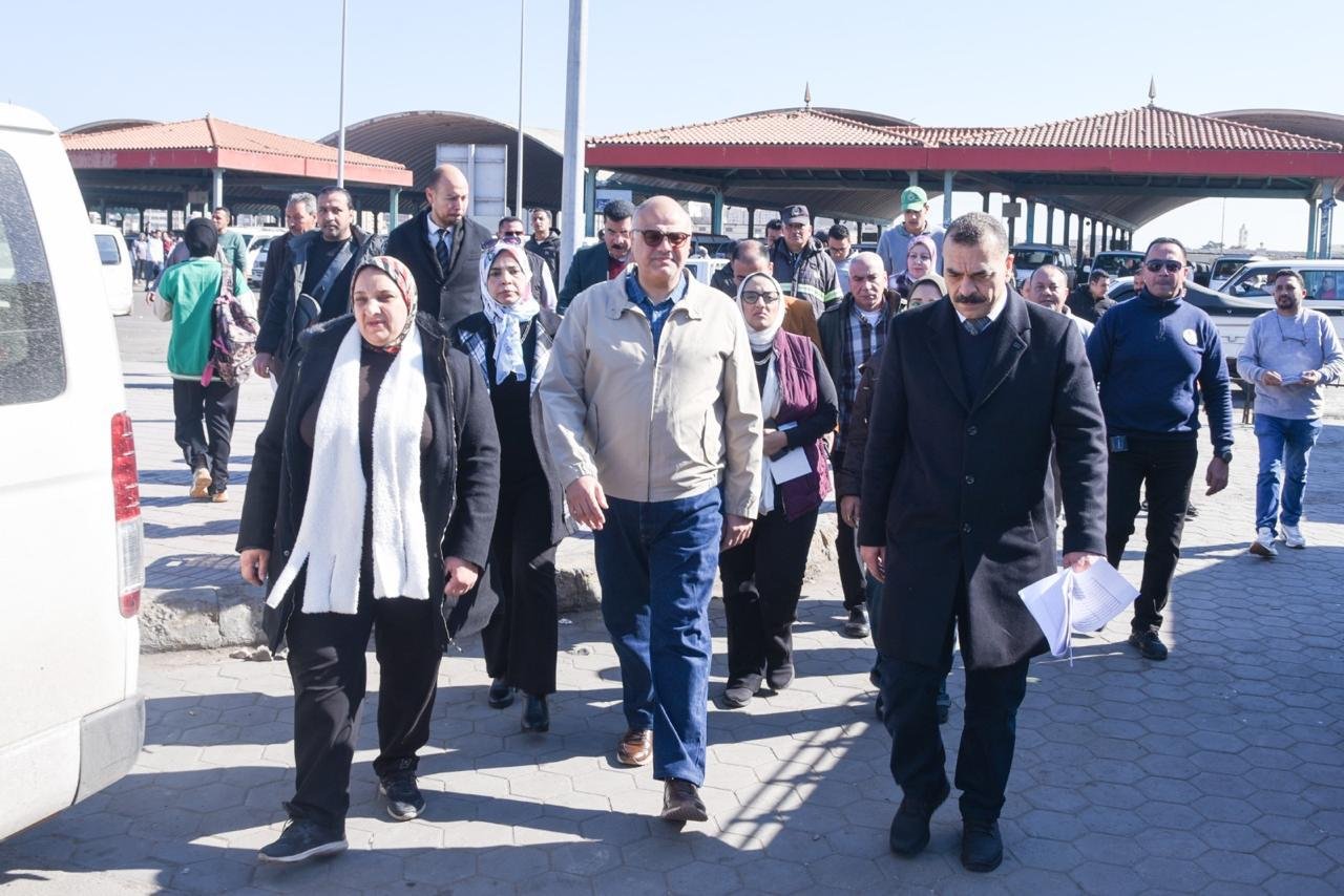 محافظ الإسكندرية في جولة مفاجئة بالموقف الجديد للتأكد من الالتزام بتعريفة الركوب الجديدة