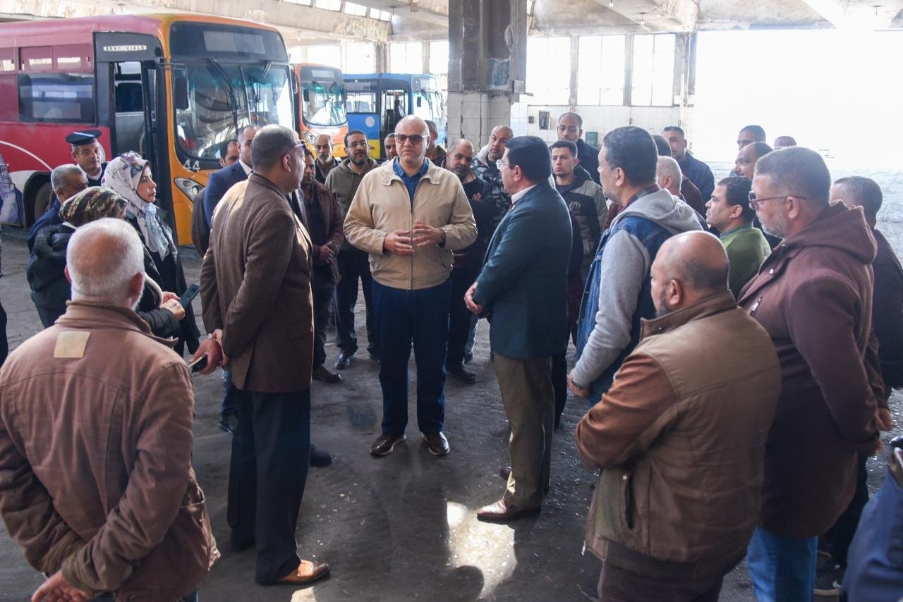 محافظ الإسكندرية يتابع تطوير أسطول النقل العام من جراج محرم بك ويوجه بسرعة صيانة الأتوبيسات المعطلة