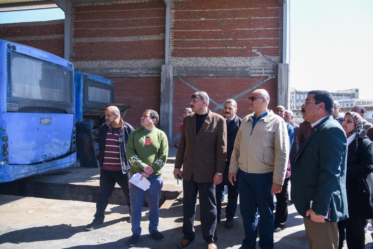 محافظ الإسكندرية يتابع تطوير أسطول النقل العام من جراج محرم بك ويوجه بسرعة صيانة الأتوبيسات المعطلة