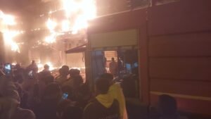 السيطرة على حريق بعدد من المحال التجارية بمنطقة الكيلو 21 بحي العجمي دون إصابات